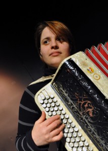 Marie Ferrandon à l'accordéon