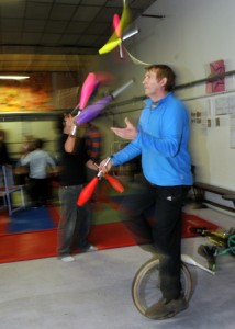 Mike Schneider jonglant sur mono-cycle