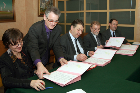 Signature de la convention entre les élus, la CCI et le président de l'association