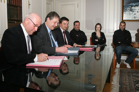 Henri Peyrat, Philippe Nauche et Bertrand Pouilloux ont signé la convention de partenariat