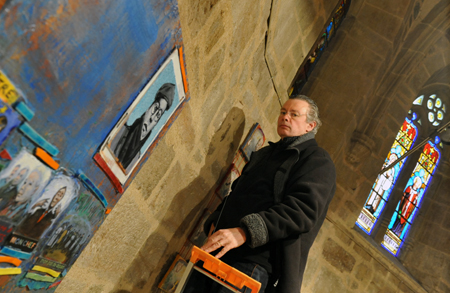 Pierre Lamalattie installe ses œuvres à a chapelle Saint-Libéral