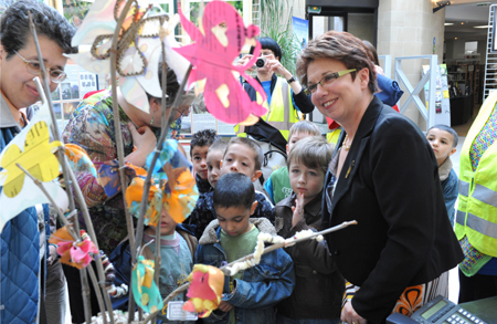 Patricia Bordas, première adjointe chargée du développement durable, félicitant les enfants qui ont participé à l'exposition "Les papillons en Corrèze"