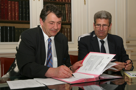 Le député-maire Philippe Nauche signe la convention avec le sous-préfet de Brive, Francis Soutric