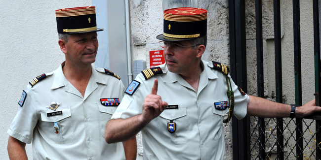 Le colonel Goisque et le colonel Mallassinet, respectivement futur et actuel chef de corps du 126eRI