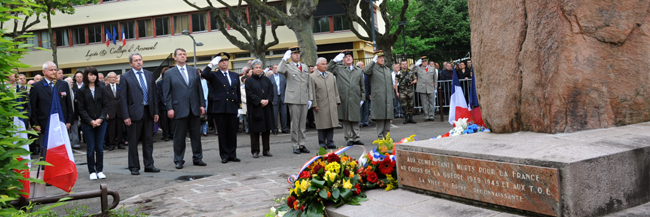 Place du 15 août, devant la stèle "Aux combattants de la guerre 1939-1945"
