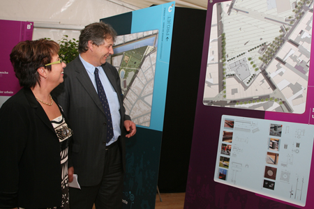 Philippe Nauche et Patricia Bordas, 1er adjoint, hier lors de l'inauguration de l'exposition des trois projets d'aménagement de la Guierle et de l'avenue de Paris
