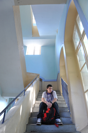Guillermo dans les couloirs du lycée d'Arsonval