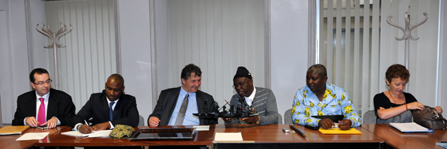 La délégation camerounaise a offert une pirogue de chef de la côte au député maire Philippe Nauche