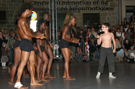 Le petit William et les danseurs ivoiriens