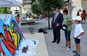 le gagnant Kiler montre son graff au député maire Philippe Nauche