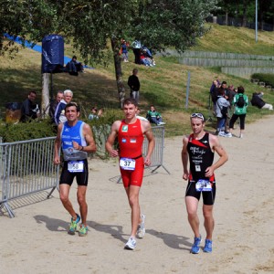 Tour d'honneur des 3 vainqueurs. De gauche à droite: Farid Hamida (2e), Damien Labonne (1er) et Yann Caniou (3e)