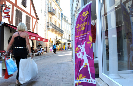 Une wind banner Shopping-plaisir rue de la République