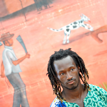 Aboubacar de l'association L'Afrique chez vous, qui joue du djembé