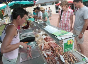 Des touristes venus de la Marne achètent des aiguillettes de canard