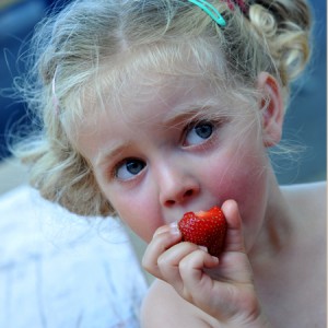 Anna savourant une fraise