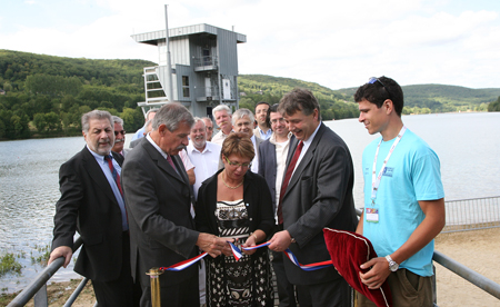 L'inauguration de la nouvelle tour d'arrivée par la présidente du Causse corrézien Patricia Bordas entourée par Jean-Jacques Mulot, président FFSA et du député-maire Philippe Nauche