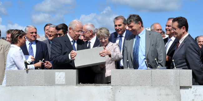 Pose de la première pierre de l'aérogare par Jean-Louis Nesti, président du syndicat mixte pour la création et l'aménagement de l'aéroport et la préfète de Région Limousin