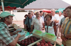 Patricia Bordas, présidente du Causse corrézien et Guy Roques, maire de Chartrier-Ferrière, visitent le marché avec tous les partenaires
