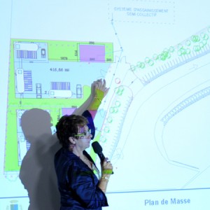 Patricia Bordas présentant l'aménagement d'un terrain familial