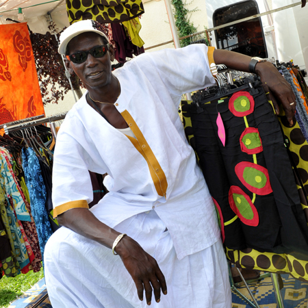 Mountaga Samb sur son stand de vêtements africains