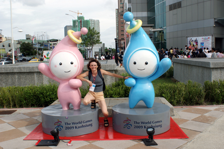Annabelle Reydy et les deux masquottes de ces jeux mondiaux 2009 à Taïwan