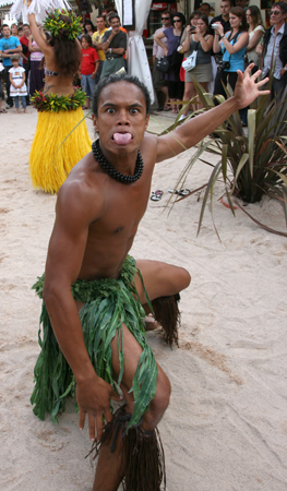 Les danses des hommes de Tahiti sont impressionnantes et ce sera à découvrir ce soir dès 21h30 sur la grande scène