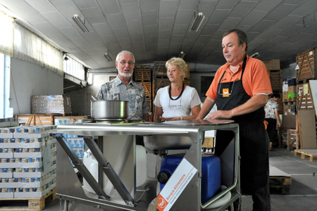 La cuisinette mobile. De gauche à droite: Raymond Roubeyrotte, Maryse Bach et Philippe Lemoine