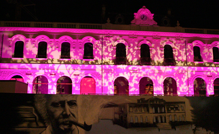 La façade rénovée du théâtre et son éclairage de fête