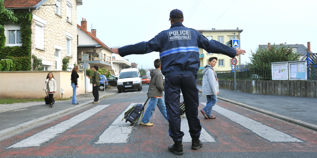 La police municipale aux abords de l'école Henri Sautet