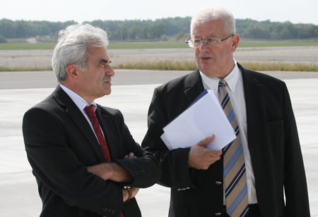 Jean-louis Nesti à droite en grande discussion avec le directeur de l'aéroport