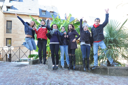 Le groupe des 8 étudiants de l'IUT GEA de Brive engagés dans le projet 4L trophy