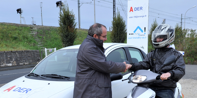 Jean-Marie Nicolle, directeur d'ADER, devant des véhicules loués par l'association