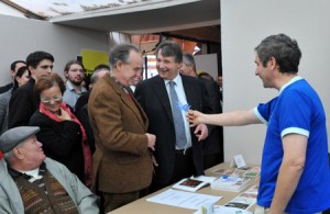Frédéric Mitterand et Philippe Nauche lors de la visite rencontre Vincent Floderer, origamiste