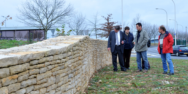 Le député-maire de Brive Philippe Nauche et son adjoint Etienne Patier au pied du mur réalisé par l'entreprise de Bruno Bessot