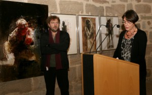 Françoise Gautry durant son discours. Christophe Hohler, un des cinq artistes, est à ses côtés.