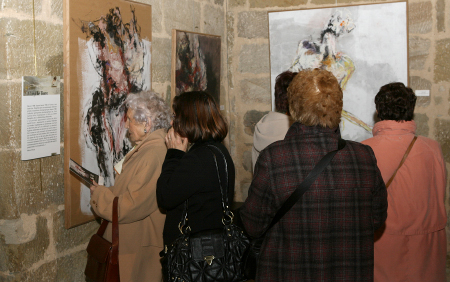 Le public découvre l'exposition "Représenter l'homme"