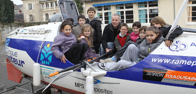 Serge Jandaud et des ékèves de Paul de Savandy à bord du bateau de sa transpacifique 2010
