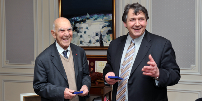 Le député-maire de Brive Philippe Nauche remet la médaille de la Ville à Stéphane Hessel