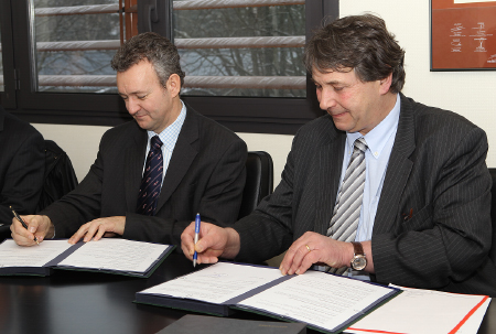 Patrick Monfort directeur d'ANOVO Brive et Philippe Nauche, président de l'Agglo de Brive, signent la convention de partenariat