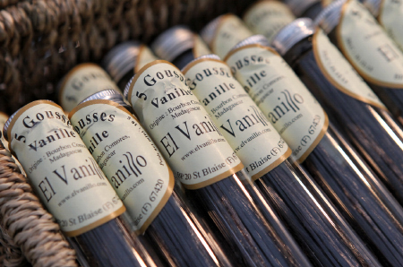 Les gousses de vanille Bourbon peuvent être vendues par cinq dans un drôle de tube en verre.