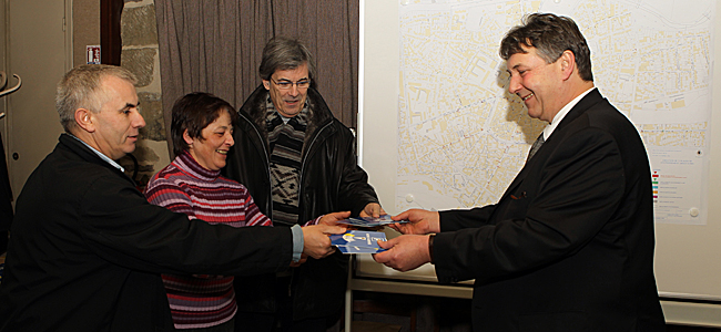 Le maire Philippe Nauche a remis symboliquement des disques bleus aux représentants des commerçants de Brive