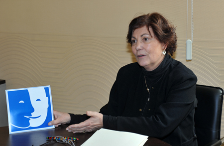 Véronique Quet, administratice de l'Urapei, présentant le pictogramme d'accessibilité