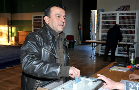 Adem Ersoy ce matin au bureau de vote du gymnase Lachaud