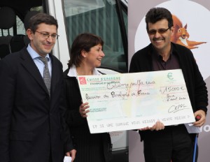 Les représentants de la Caisse d'épargne remettent un chèque de 15.000 euros à Noël Vézine