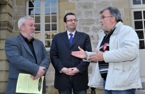 Gérard Bagnol (à droite) expliquant les revendications des grévistes CGT à Jean-Claude Farges (à gauche) et Cyril Nouhen