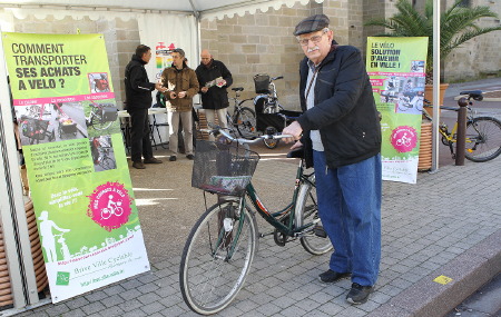 Ce matin, devant le stand du lancement de l'opération "mes courses à vélo"