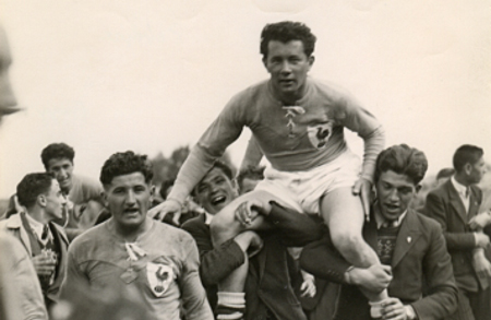 Elie Pébeyre porté en triomphe en 1947 à l'issue d'un match international.