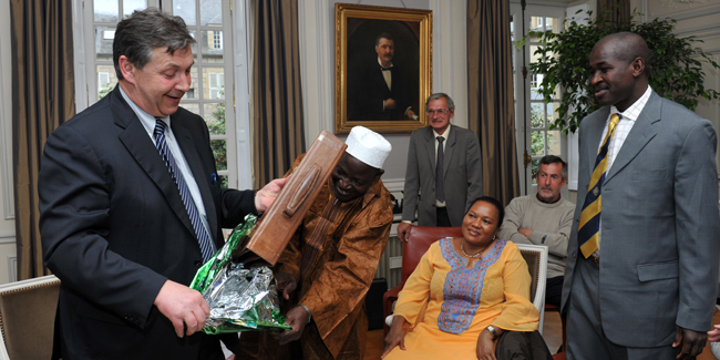 Les visiteurs maliens ont offert au maire de Brive cartable et porte-documents