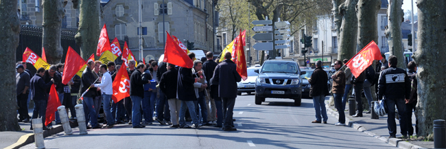 Les cheminots en grève étaient à midi devant la sous-préfecture