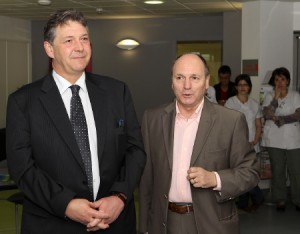 Philippe Nauche et le directeur du centre hospitalier Laurent Vaubourgeix